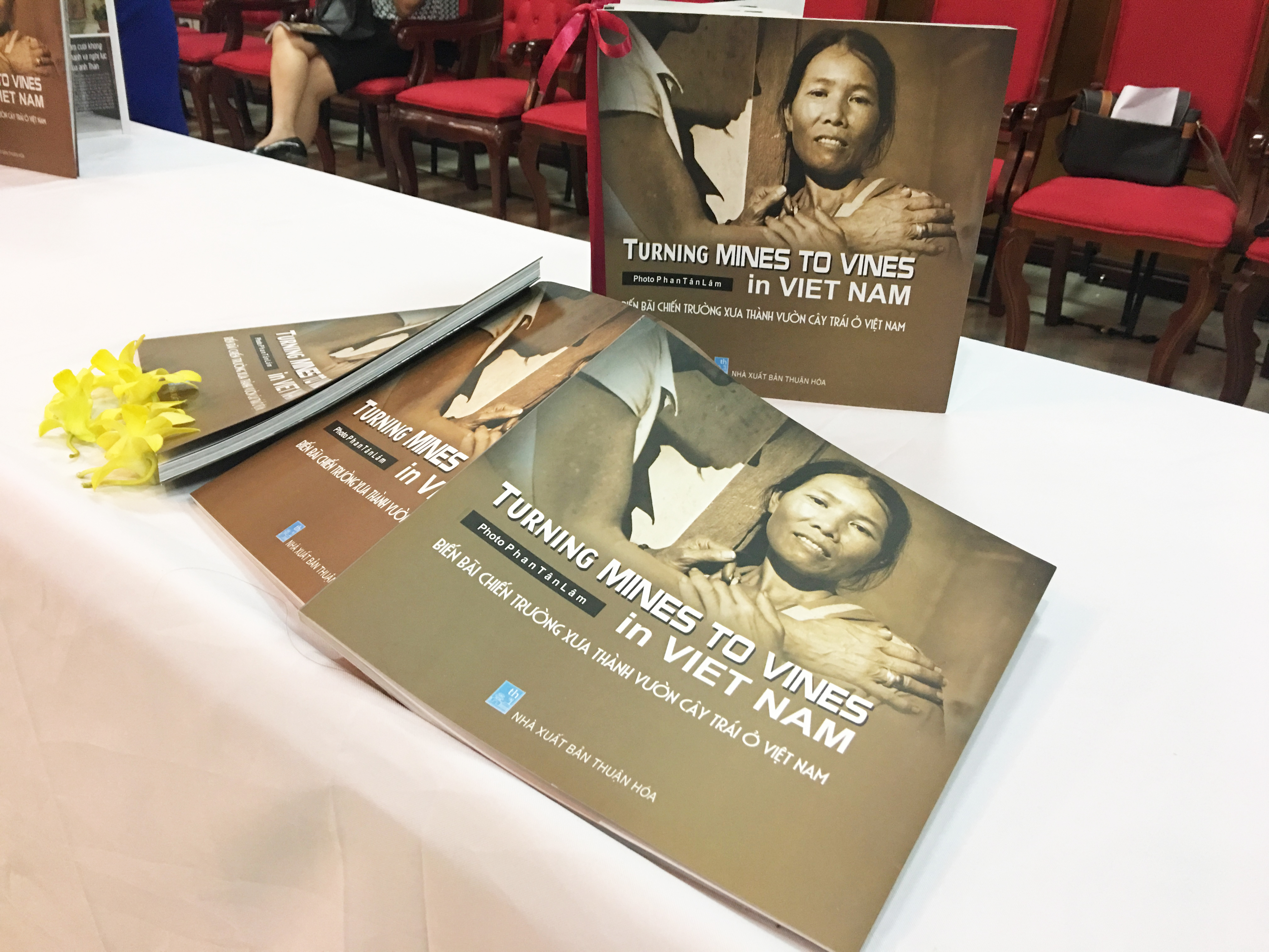 Ra mắt sách ảnh về nạn nhân bom mìn Quảng Trị